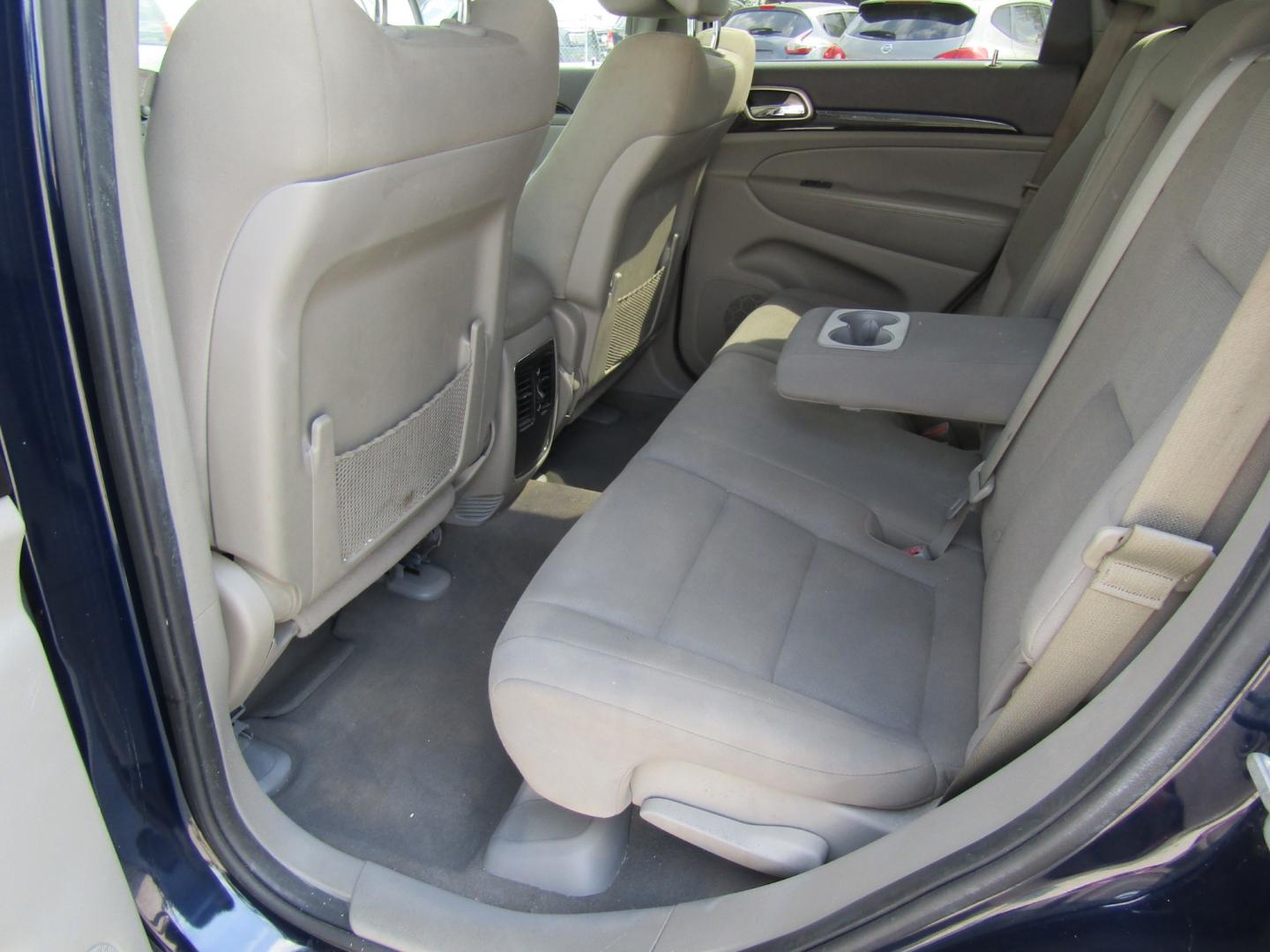 2013 Blue /Tan Jeep Grand Cherokee Laredo 2WD (1C4RJEAG1DC) with an 3.6L V6 DOHC 24V engine, Automatic transmission, located at 15016 S Hwy 231, Midland City, AL, 36350, (334) 983-3001, 31.306210, -85.495277 - Photo#4